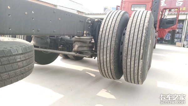 这种配置的欧曼GTL 6X2载货车很少见!