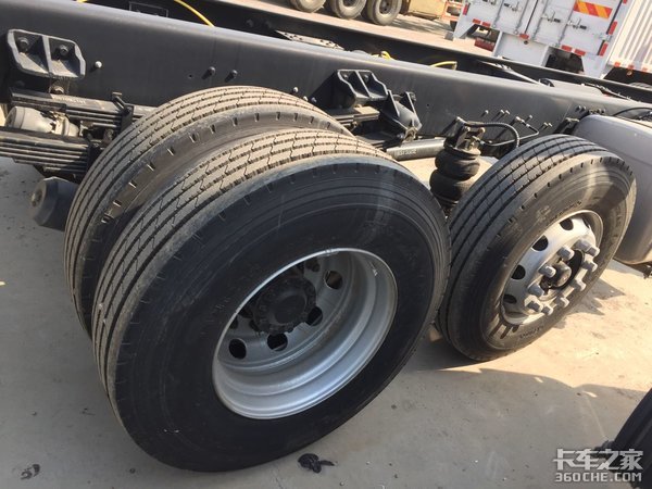 这种配置的欧曼GTL 6X2载货车很少见!