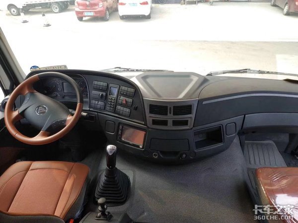 这种配置的欧曼GTL 6X2载货车很少见!