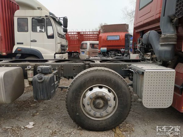 这种配置的欧曼GTL 6X2载货车很少见!