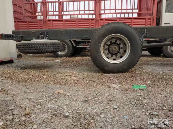 这种配置的欧曼GTL 6X2载货车很少见!