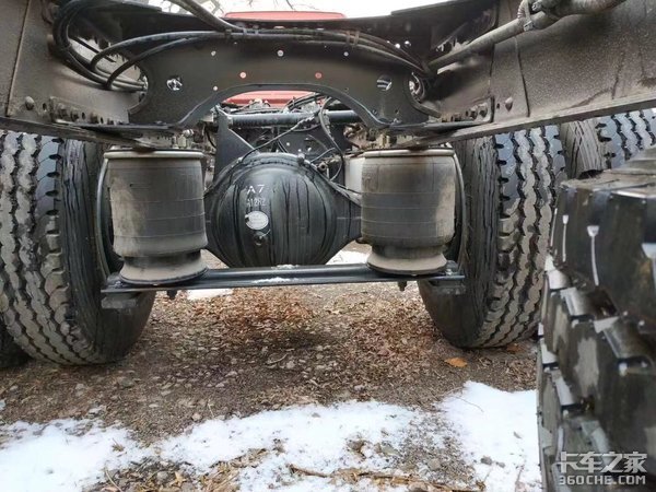 这种配置的欧曼GTL 6X2载货车很少见!