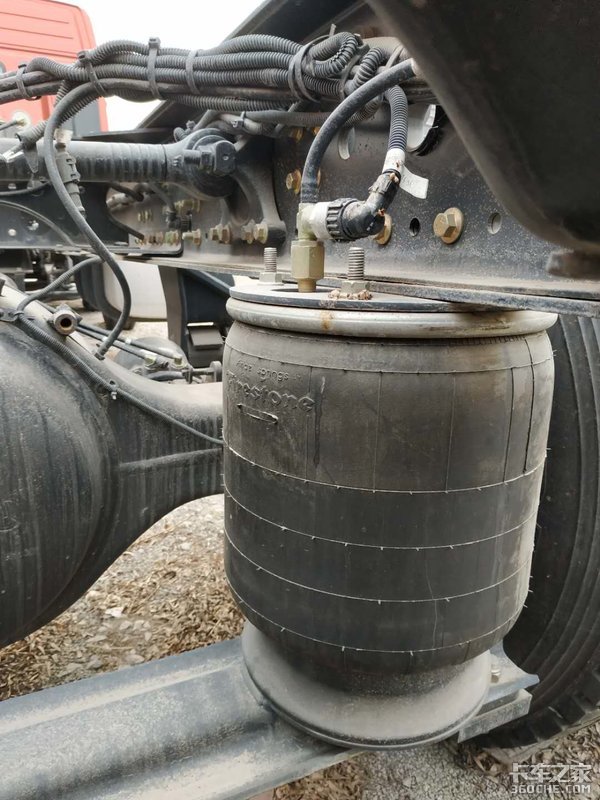 这种配置的欧曼GTL 6X2载货车很少见!