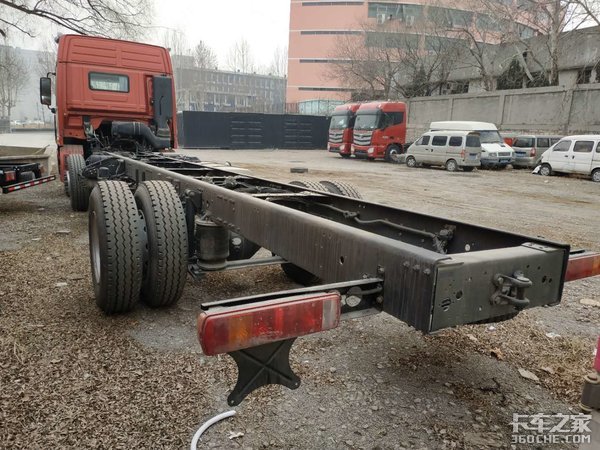 这种配置的欧曼GTL 6X2载货车很少见!