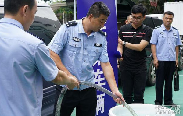 让卡车司机痛恨的油耗子，警察有时也难办