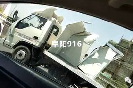 现场实拍!阜阳限高杆再下一城 又拦了一辆货车!