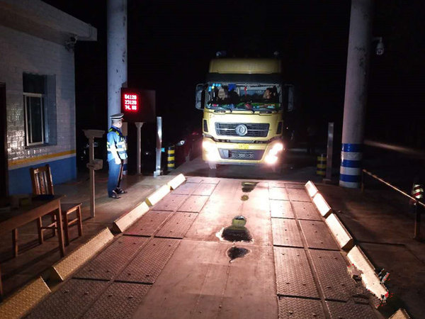 当涂县治超站!开展夜间突击整治行动