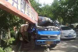 限行路段货车撞上未固定的限高杆 竟说卡友全责