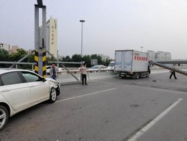 拘留!货车上高架撞坏限高架引发大堵车 货车司机被拘留