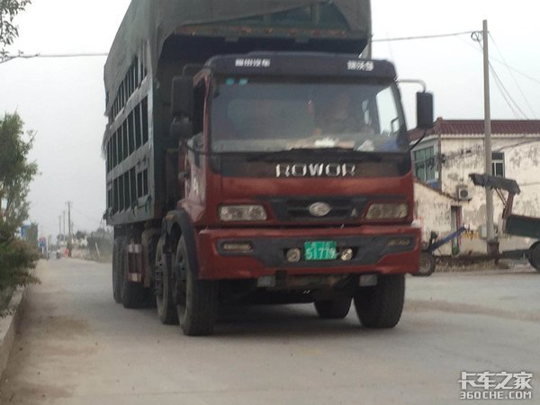 工程車掛綠牌合不合法，咱也不敢問(wèn)?。?/></p><p>其實(shí)再早的小黃牌車和綠牌車都是為了農(nóng)業(yè)的發(fā)展需求才出現(xiàn)的，可后來(lái)被一些唯利是圖的人士所利用，他們所做之事根本和農(nóng)業(yè)生產(chǎn)無(wú)關(guān)。</p><p>拉礦石，運(yùn)煤炭，工地拉土方和砂石料等等，只要大黃牌車能做的活它們都能做，儼然成為了一部分人的發(fā)財(cái)路上的運(yùn)輸工具。但隨著國(guó)家政策的出臺(tái)，不合規(guī)定的車型必將退出舞臺(tái)成為歷史。（文/卡車之家特約作者：劉彬）</p>                              </div>
        <div  style=