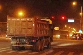 济南：31辆闯红灯渣土车被暂停办理通行证