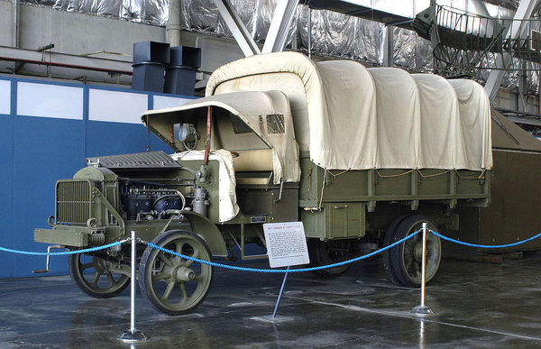 也称b级标准化军用卡车,我们暂且叫它"标准b型自由卡车",是一战时期的