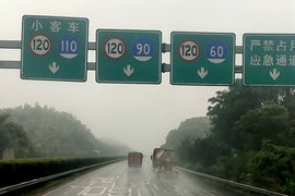 这段高速大货车都限速120km/h 遇到这种情况你会浪起来跑吗？