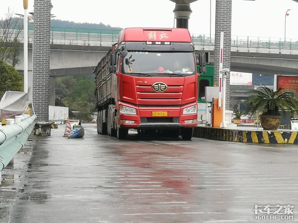 馒头车和米饭车别再互怼了，你们都是手握方向盘，奔走四方的勇士