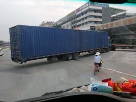 广州现超长载货车 前四后八总长约16米堪比半挂车