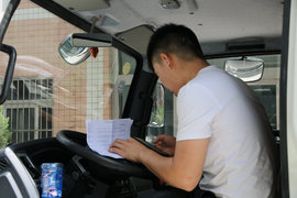 职业城配司机的生活啥样？每天按点上班 月工资6000元