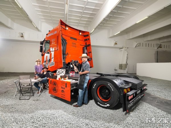 油箱改装成烧烤架,这台重卡能随时撸串