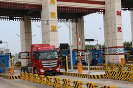 出厂标配ETC 先通行后缴费 过收费站直接走 欧曼卡车带你体验高效运输