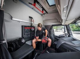 车上练出八块腹肌不是梦，依维柯卡车驾驶室更像是移动的健身房