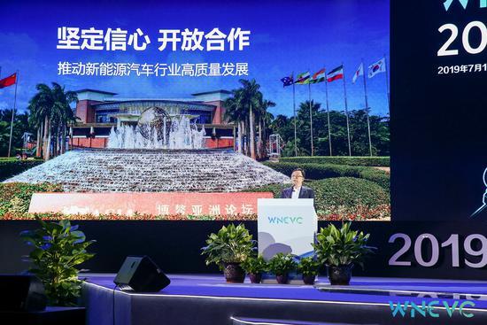 王传福：建议全面限制燃油车 用新能源