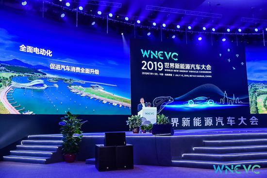 王传福：建议全面限制燃油车 用新能源