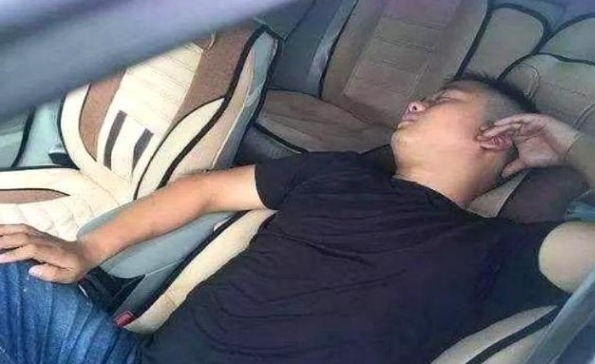 �ڸ��ٷ�����˯����500������һ��ί��