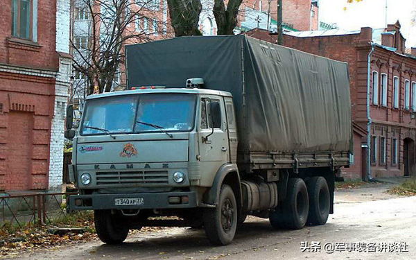 卡玛斯5320型载重汽车,该车可以视作是卡玛斯53212的无硬顶车篷的版本