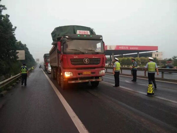岚山严查超载货车 16辆货运车辆被扣!