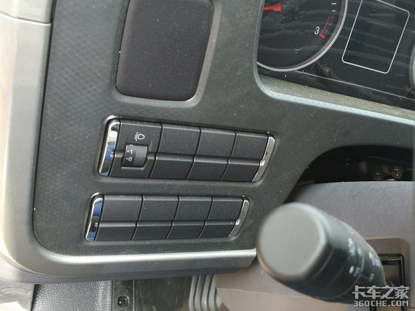 货箱9.78米,这恐怕是目前最大的中卡了