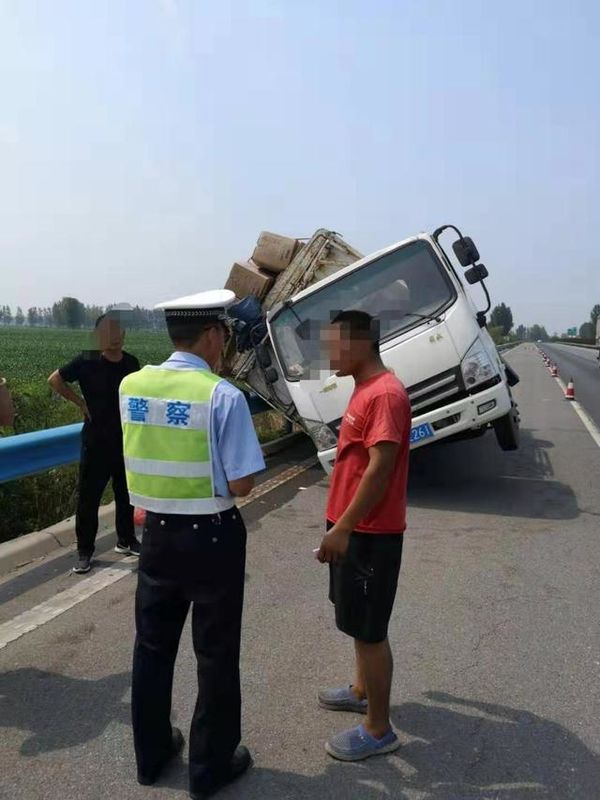 吓坏司机：货车正跑高速右前轮飞了出去