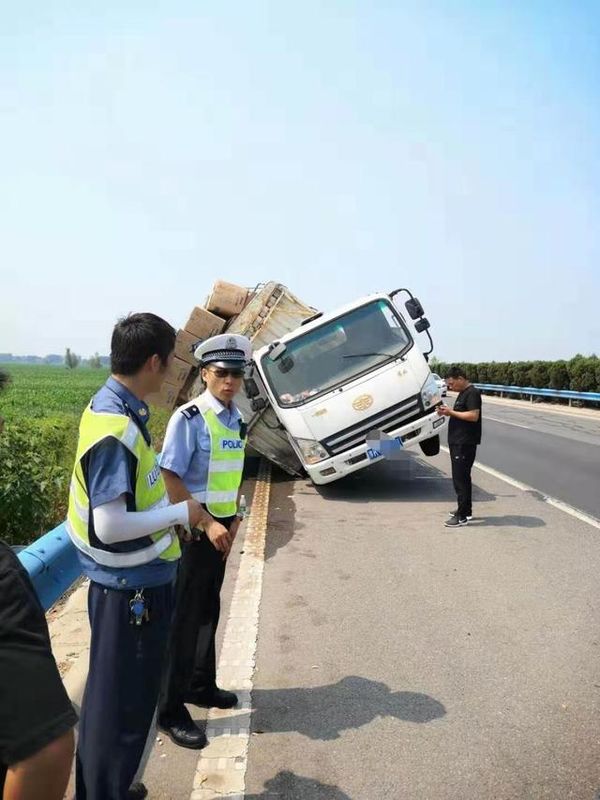 吓坏司机：货车正跑高速右前轮飞了出去