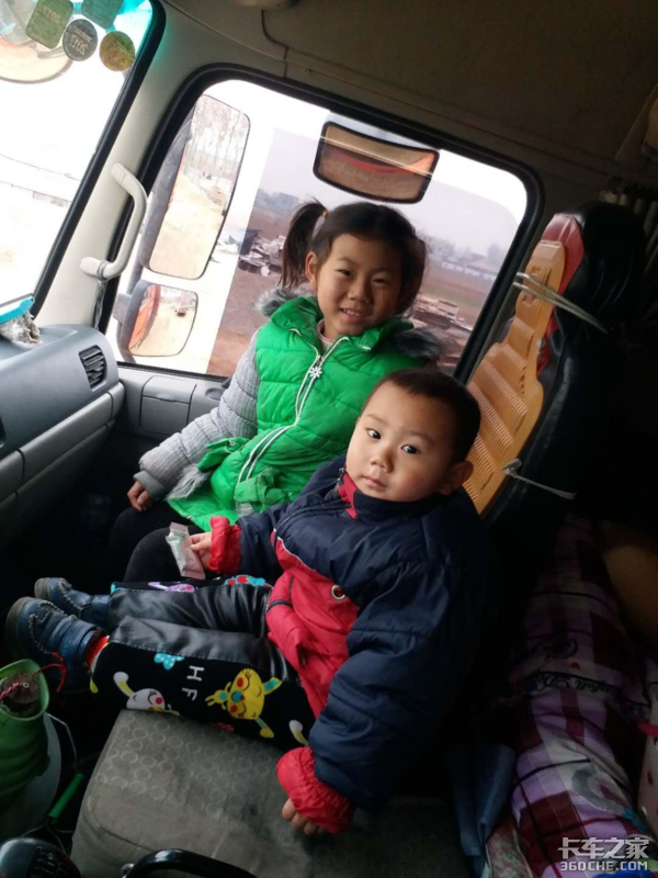 卡车司机“路漂”,孩子20天见不到父母