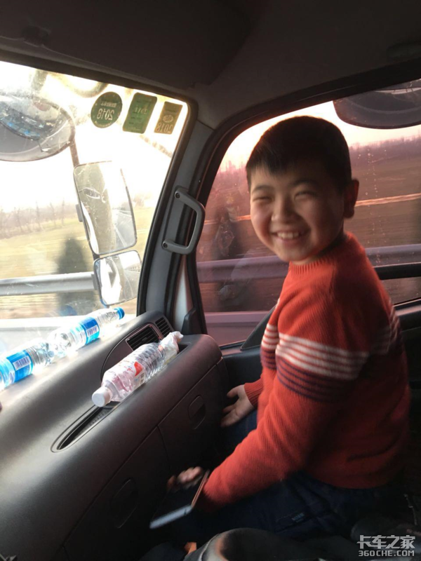 卡车司机“路漂”,孩子20天见不到父母