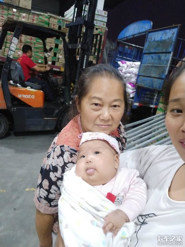 卡车司机“路漂”,孩子20天见不到父母