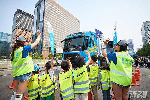 公益行动引发的思考 培养行人安全意识