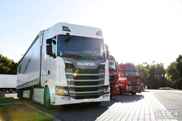 公益行动引发的思考 培养行人安全意识