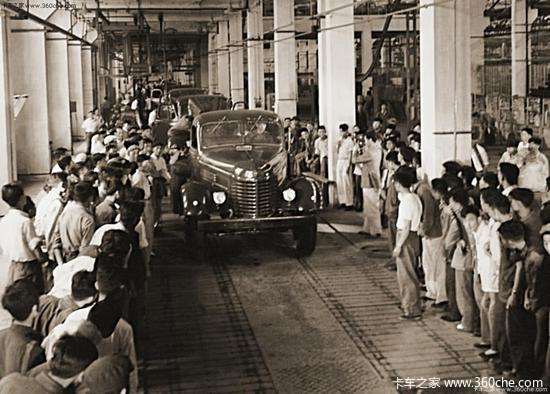 对一辆军车的最高敬意，就是连小孩子都对你做这个动作