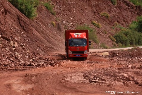 五剑客魂牵五载终圆梦:这佛光闪闪的高原 三步两步便是天堂
