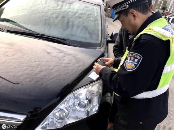 开车忘带驾驶证 到底算不算无证驾驶？