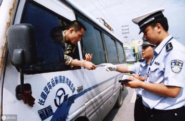 开车忘带驾驶证 到底算不算无证驾驶？