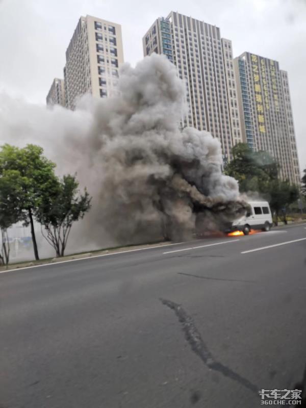 突发 成都三环一辆VAN车型发生爆燃