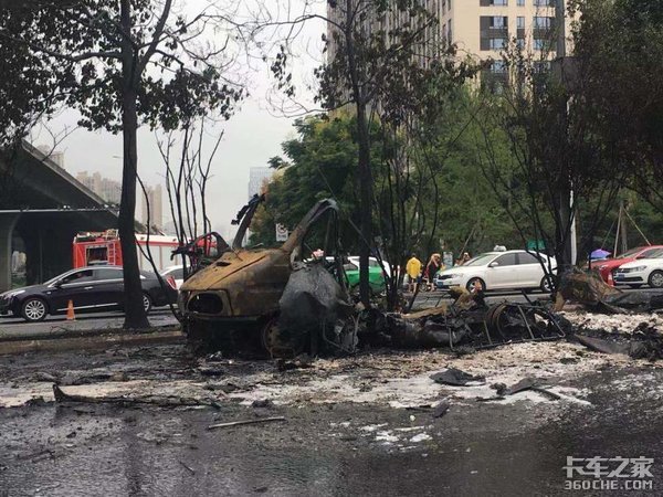 突发 成都三环一辆VAN车型发生爆燃