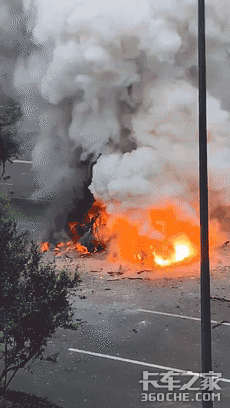 突发 成都三环一辆VAN车型发生爆燃