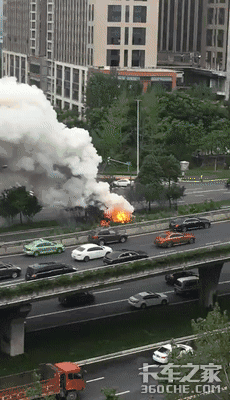 突发 成都三环一辆VAN车型发生爆燃