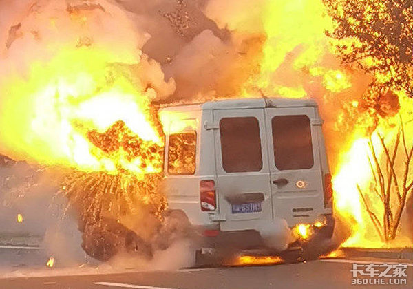 突发 成都三环一辆VAN车型发生爆燃