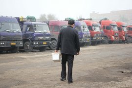 卡车人：干翻生活万难 一路向“钱” 更要一路向前！