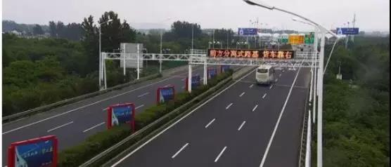 在省界收费站取消后 货车占道处罚严厉