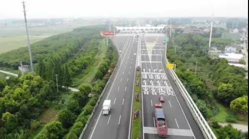 在省界收费站取消后 货车占道处罚严厉