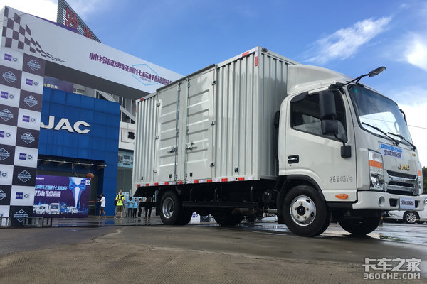 10.4寸智能大屏+车联网2.0系统 帅铃全能城配版来袭