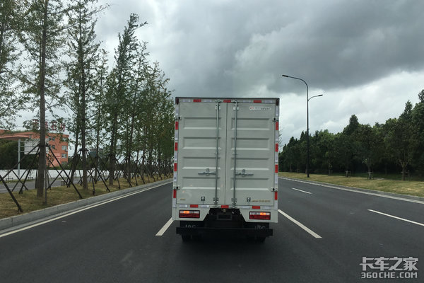 10.4寸智能大屏+车联网2.0系统 帅铃全能城配版来袭